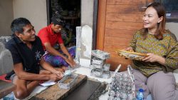 Ketua GOW Badung Yunita Alit Sucipta Kunjungi Perajin Disabilitas di Carangsari