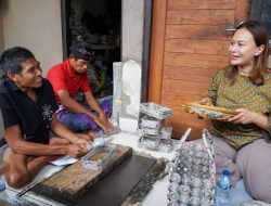 Ketua GOW Badung Yunita Alit Sucipta Kunjungi Perajin Disabilitas di Carangsari