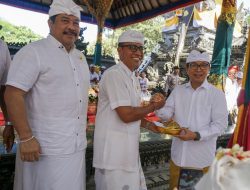 Bupati Badung Hadiri Pujawali Mejelihan di Pura Luhur Bhujangga Waisnawa Batu Bolong
