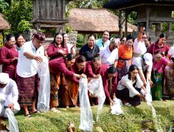 WHDI Badung Gelar Aksi Sosial dan Lingkungan di Pura Taman Ayun