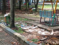 Dua Bulan Menumpuk Sampah di Taman GOR Lahat Bau Bangkai DLH Itu Tanggung Jawab Ada di Dispora