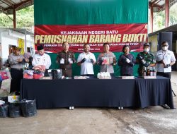 Kejari Batu Musnahkan Barang Bukti dari 28 Perkara