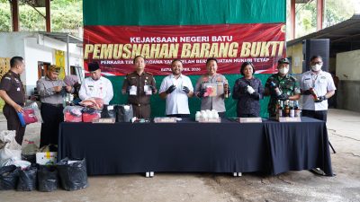 Kejari Batu Musnahkan Barang Bukti dari 28 Perkara