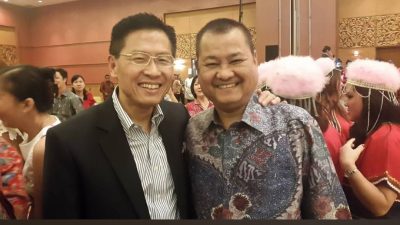 Buku Toga Hitam Chairul S Matdiah Menampilkan Politik Dua Wajah: Berpelukan di Depan, Menikam di Belakang