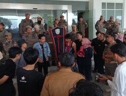 Koalisi Korpres Unjuk Rasa di Depan Gedung DPRD Sulbar, Suarakan Persoalan&nbsp;MBG&nbsp;dan Kebebasan Pers Hingga&nbsp;Copot Kareg SPPG