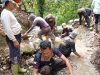 Personil Polsek Mambi Bersama Warga Pepana Kabupaten Mamasa Gotong Royong Bangun Sarana Air Bersih