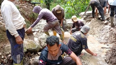 Personil Polsek Mambi Bersama Warga Pepana Kabupaten Mamasa Gotong Royong Bangun Sarana Air Bersih