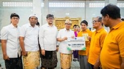 Bupati dan Wabup Badung Salurkan Bansos Hari Raya Waisak untuk Umat Buddha