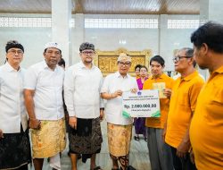 Bupati dan Wabup Badung Salurkan Bansos Hari Raya Waisak untuk Umat Buddha