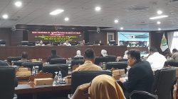 Rapat Paripurna ke-8 DPRD Provinsi Kalimantan Timur, Massa Unjuk Rasa Ajukan Tiga Tuntutan