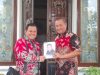 Toga Hitam Syofwatilah dan Chairul S Matdiah