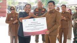 Bank Jatim Serahkan CSR 30 Kursi Taman, Bupati Sidoarjo Ajak Warga Jaga Fasilitas Alun Alun