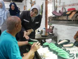 UMKM Sepatu Kulit Krian Curi Perhatian Wabub Sidoarjo Mimik,Tembus Pasar Dunia