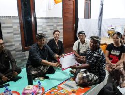 Wabup Badung Serahkan Akta Kematian dan Penghargaan Tertib Administrasi di Abiansemal