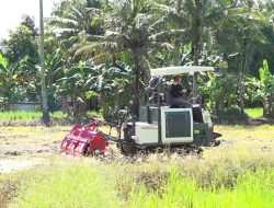 Dukung IP200, DKP3 Tabalong Latih Petani di Sulingan Kuasai Crawler dan Rotavator