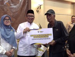 Bupati Tabalong Serahkan Bantuan Sosial untuk Kelompok Rentan