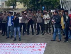 Aksi Demonstrasi PMII di Kantor Bupati Mamuju Terkait Persoalan Sampah Berlangsung Ricuh