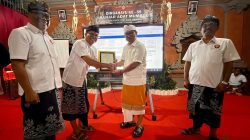 Bupati Badung Adi Arnawa Potong Tumpeng Perayaan HUT Ke-59 Banjar Mumbul