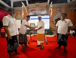Bupati Badung Adi Arnawa Potong Tumpeng Perayaan HUT Ke-59 Banjar Mumbul