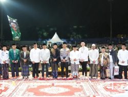 10 Ribu Jemaah Tumpah Ruah, Gus Iqdam Puji Nyali Kapolresta Malang Berani Rangkul Keluarga Korban Kanjuruhan di Saat Sulit
