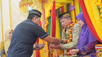 Perkuat Sinergi P4GN, Bupati Simeulue Sambut Kepala BNN Aceh dengan Adat Peusijuek