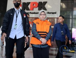 Diduga Terima Suap Titin Rita Lestari Pegawai BPK Sumsel Ditahan KPK Pakai Baju Rompi