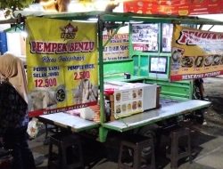 Trotoar Kedung Tarukan Baru Surabaya Dikuasai PKL, Muncul Dugaan Praktik Sewa Lapak Ilegal