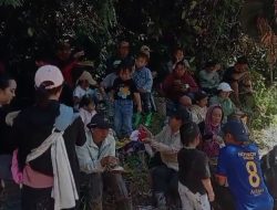 Mengapa Warga di Beranda Indonesia Masih Harus Memperbaiki Jalan dengan Cangkul?