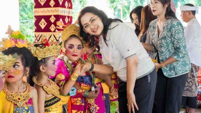 Bunda PAUD Badung Hadiri Pentas Seni dan Pelepasan Siswa TK Shanti Kumara III Sempidi