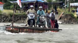 Ribuan Warga Anduriang Bertaruh Nyawa di Atas Rakit Oli Bekas, Pemkab Janjikan Akses Darurat Pascagalodo