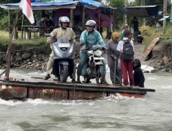 Ribuan Warga Anduriang Bertaruh Nyawa di Atas Rakit Oli Bekas, Pemkab Janjikan Akses Darurat Pascagalodo