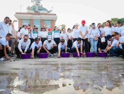 Pemkab Badung Bersinergi dengan Kejati Bali Gelar Aksi Bersih Pantai dan Pelepasan Tukik