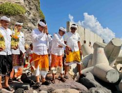 Bupati Badung Ikuti Prosesi Mulang Pekelem pada Puncak Karya di Pura Luhur Uluwatu