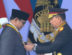 HUT ke-80 Bhayangkara, Kapolri Anugerahkan Medali Kehormatan kepada Presiden Prabowo