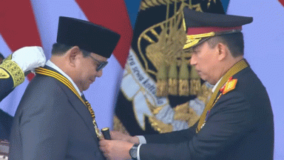 HUT ke-80 Bhayangkara, Kapolri Anugerahkan Medali Kehormatan kepada Presiden Prabowo