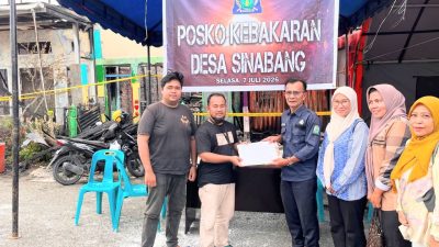 Plt. Kadis Dukcapil Simeulue Serahkan Dokumen Pengganti KK dan Akta bagi Korban Kebakaran Sinabang