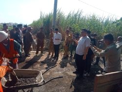 Kunjungan kerja Bupati Jember Gus Fawait, Tinjau perbaikan jalan dan irigasi di desa Wonojati kecamatan Jenggawah Jember
