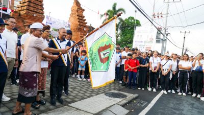 Jalan Santai HUT Ke-27 Desa Cemagi, Bupati Badung Ajak Jaga Persatuan dan Pilah Sampah