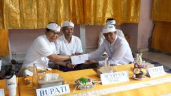 Bupati Badung Adi Arnawa Tandatangani Prasasti di Pura Taman Sari Penyarikan Dalem
