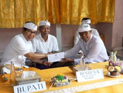 Bupati Badung Adi Arnawa Tandatangani Prasasti di Pura Taman Sari Penyarikan Dalem