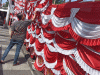 Semarak Pedagang Bendera Merah Putih di Surabaya Sambut Perayaan HUT ke-81 RI