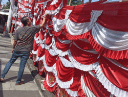 Semarak Pedagang Bendera Merah Putih di Surabaya Sambut Perayaan HUT ke-81 RI