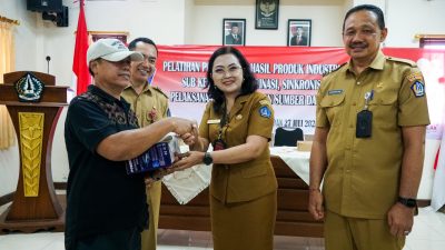 Serahkan Bantuan Alat Pengemasan kepada Pelaku IKM, Ketua Dekranasda Badung Buka Pelatihan Pengemasan Produk Industri Pangan