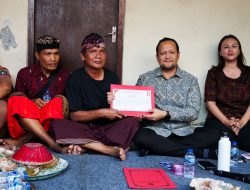 Wabup Badung Serahkan Penghargaan Tertib Administrasi Akta Kematian di Abiansemal