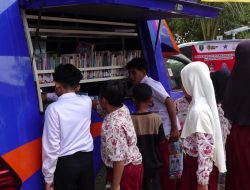 Jangkau Desa Terpencil, Dispersip Tabalong Bawa Ribuan Buku ke Salikung