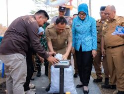Bupati Tulang Bawang Qudrotul Ikhwan Hadiri Penimbangan Sampah di Bank Sampah