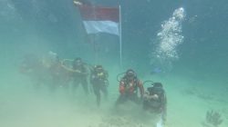 Polres Simeulue Gandeng SAR dan LSM, Sukseskan Pengibaran Bendera Bawah Laut di HUT Ke-81 RI