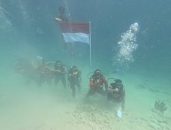 Polres Simeulue Gandeng SAR dan LSM, Sukseskan Pengibaran Bendera Bawah Laut di HUT Ke-81 RI