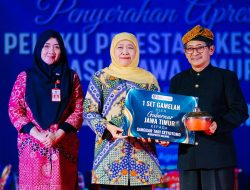Jatim Pelopor Pembinaan Koperasi Sehat, Mandiri dan Berdaya Saing, Gubernur Khofifah Terima Penghargaan Jasa Bakti Koperasi Nayaka Mahambara