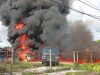 Kebakaran Besar Melanda Area Operasional PT Sejahtera Simeulue Abadi, Satu Tangki Stok 5 Ton Hangus Terbakar